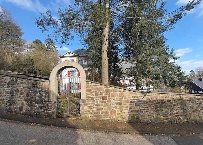 Alpstuga Holzhaus Nationalpark Eifel Hund Willkommen